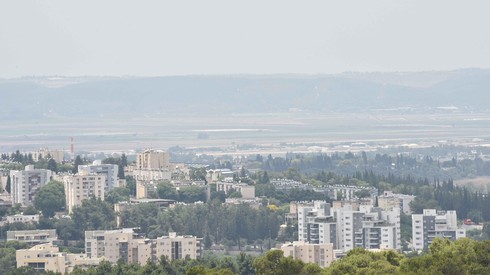 מגדל העמק על רקע עמק יזרעאל
