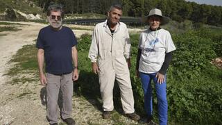 גבורי, הלוי והרפז על רקע בריכות התשטיפים 