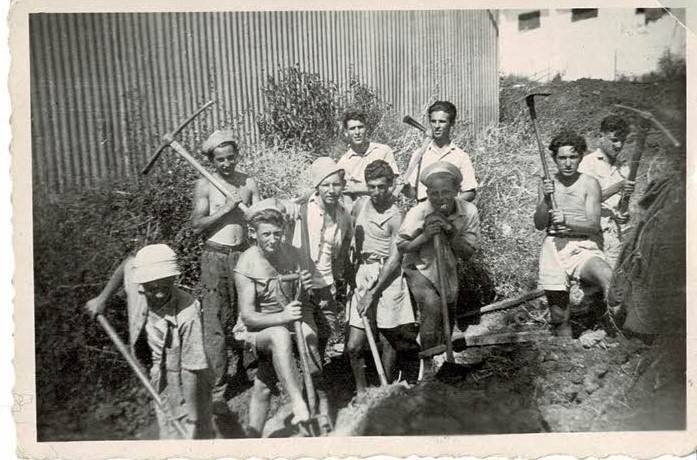 קבוצת נערים בכפר הנוער עיינות. מאי 1948