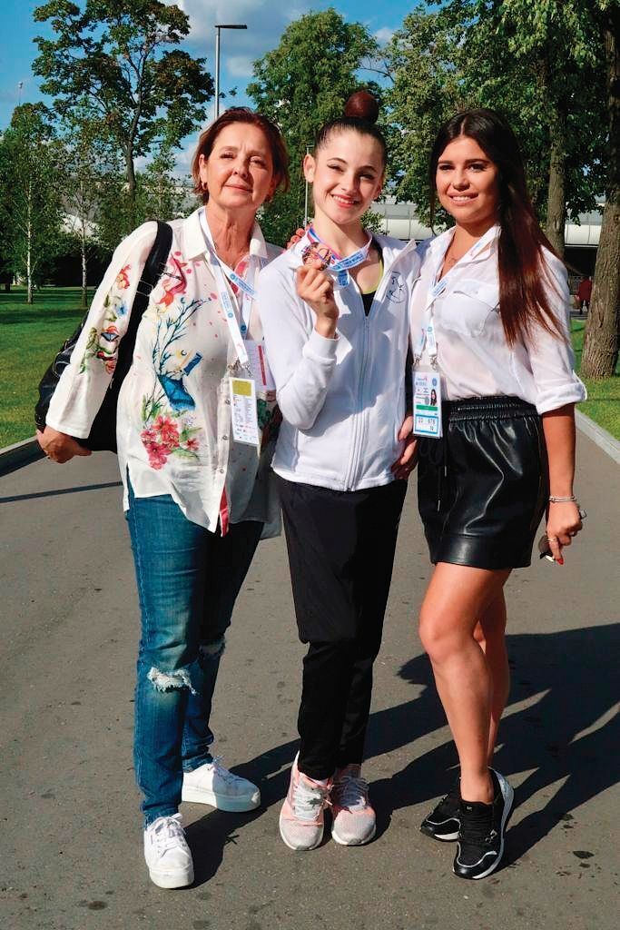 נגה בלוק עם המדליה בסיום אליפות העולם במוסקבה. עם המאמנות טורי פילנובסקי (מימין) ונטשה אסמולוב 