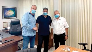 עידן גרינבאום ובועז יוסף בפגישה עם איתן שרעבי, מנהל מחוז צפון בחברת החשמל 