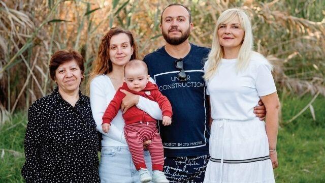 אלכס ויסוצ'נסקי עם אשתו (מימין) אמו, אחותו ואחיינו באתר הקליטה במרחביה