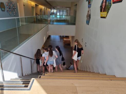 תלמידים מהצפון מגיעים לבית הספר החדש בעמק הירדן
