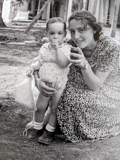 שרה חקלאי בצעירותה עם בתה הבכורה חנהל'ה
